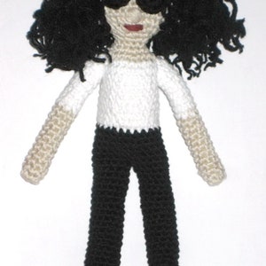 Patrón crochet muñeco amigurumi, Crochet Dos patrones PDF, Muñeco amigurumi patrón guitarra GRATIS, Patrón muñeco estrella de rock imagen 8