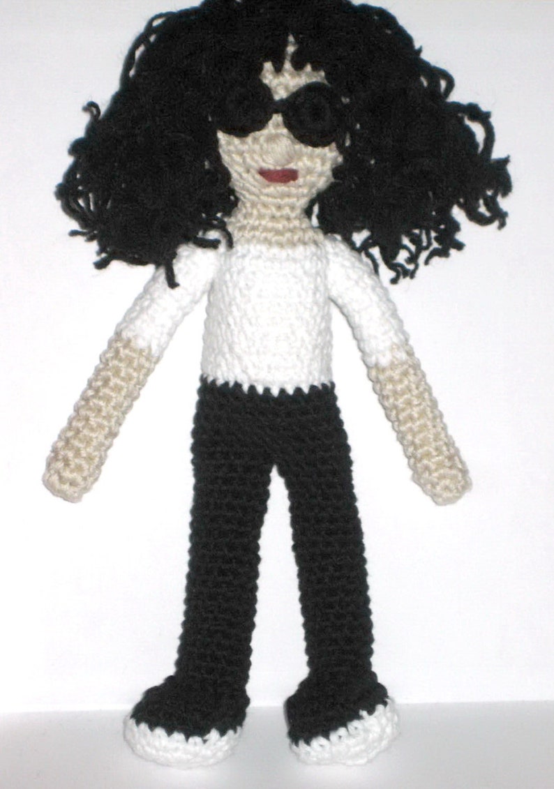 Patrón crochet muñeco amigurumi, Crochet Dos patrones PDF, Muñeco amigurumi patrón guitarra GRATIS, Patrón muñeco estrella de rock imagen 8