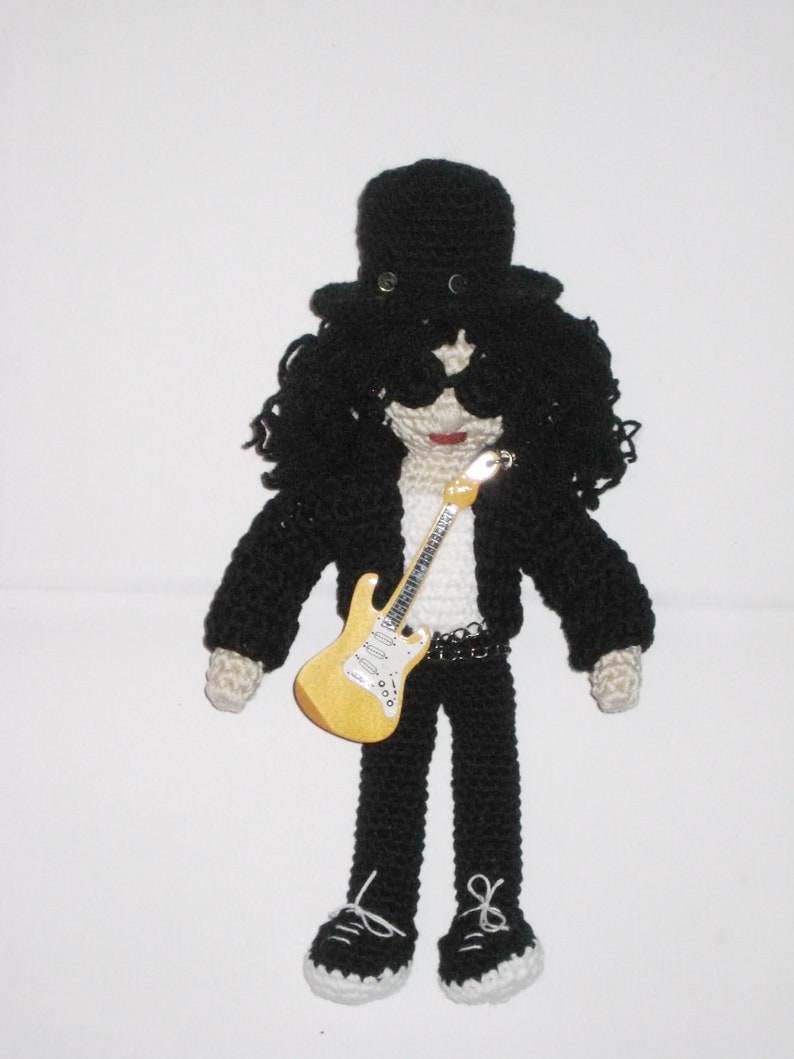 Patrón crochet muñeco amigurumi, Crochet Dos patrones PDF, Muñeco amigurumi patrón guitarra GRATIS, Patrón muñeco estrella de rock imagen 4