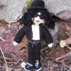 Patrón crochet muñeco amigurumi, Crochet Dos patrones PDF, Muñeco amigurumi patrón guitarra GRATIS, Patrón muñeco estrella de rock imagen 2