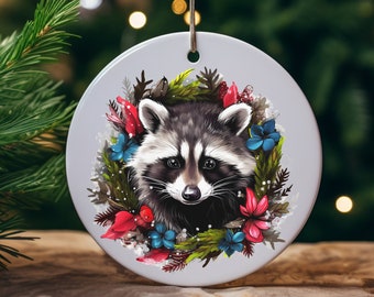 Kerstornament wasbeer, bloemenkrans, dierenboomdecoratie