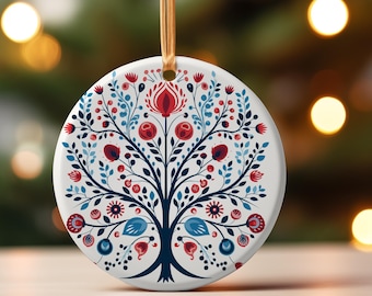 北欧のクリスマスオーナメント：スカンジナビアの木々と小屋の陶器の