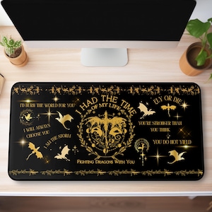 Könnte beinhalten: Schwarze und goldene Mauspad mit einem Drachen-Design und dem Text "Ich hatte die Zeit meines Lebens" und "Drachen bekämpfen mit dir".