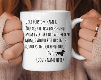 Op de afbeelding: Witte keramische mok met een zwart silhouet van een teckel en de tekst "Dear (Custom Name), You are the best Dachshund Mom ever..." Een humoristisch cadeau voor hondenliefhebbers.