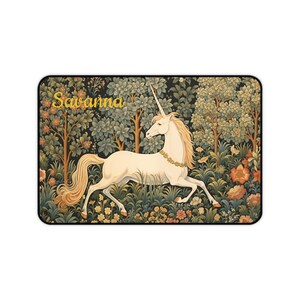 Pu&ograve; includere: Un unicorno bianco con un corno dorato e un collare dorato corre attraverso una foresta con alberi verdi e fiori colorati. Il testo "Savanna" &egrave; scritto in lettere dorate nella parte superiore dell'immagine.