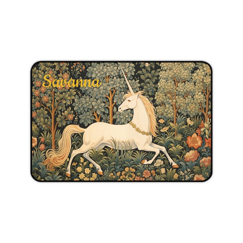Pu&ograve; includere: Un unicorno bianco con un corno dorato e un collare dorato corre attraverso una foresta con alberi verdi e fiori colorati. Il testo "Savanna" &egrave; scritto in lettere dorate nella parte superiore dell'immagine.