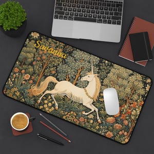 Pu&ograve; includere: Un tappetino per mouse nero con un design a tappezzeria colorato che presenta un unicorno bianco che corre attraverso una foresta. Il nome "Savanna" &egrave; scritto in lettere gialle nella parte superiore del tappetino per mouse.