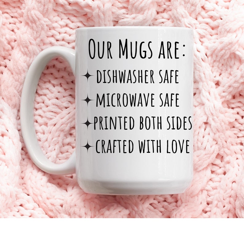 Pu&ograve; includere: Una tazza in ceramica bianca con testo nero che dice "OUR MUGS ARE: DISHWASHER SAFE, MICROWAVE SAFE, PRINTED BOTH SIDES, CRAFTED WITH LOVE".