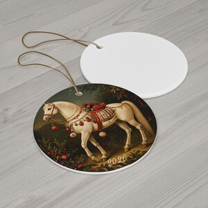 Weiße Weihnachtskugel mit Pferdemotiv, ideal als Geschenk für Pferdeliebhaber. Bild 4