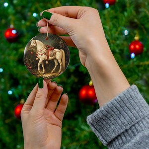 Weiße Weihnachtskugel mit Pferdemotiv, ideal als Geschenk für Pferdeliebhaber. Bild 5