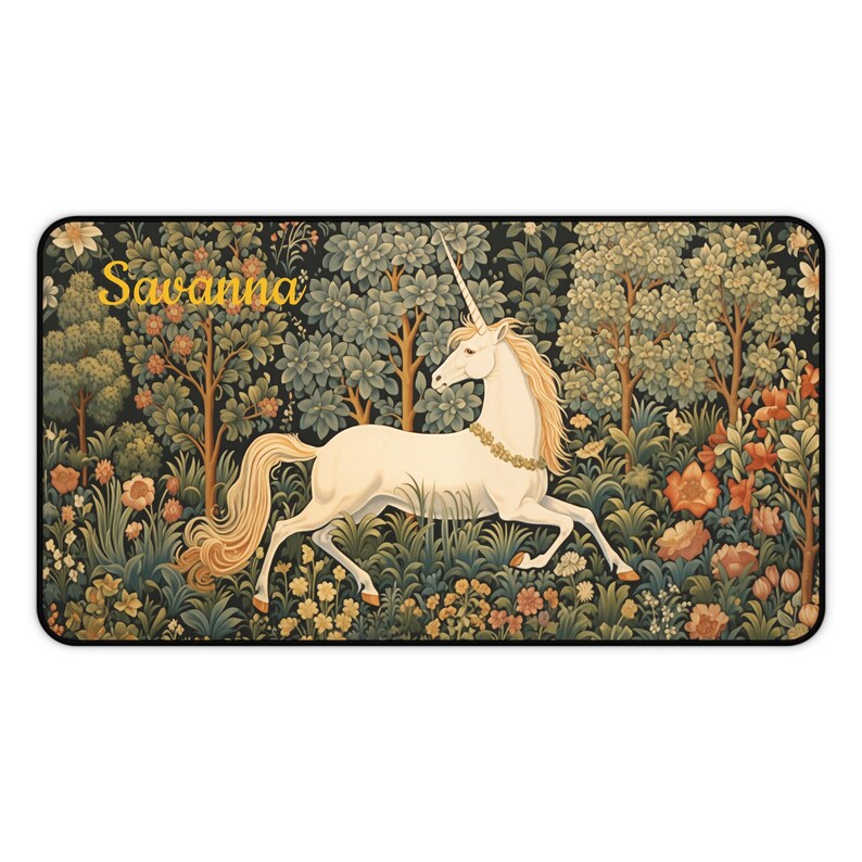 Pu&ograve; includere: Un unicorno bianco con un corno dorato e un collare dorato corre attraverso una foresta con alberi verdi e fiori colorati. Il testo "Savanna" &egrave; scritto in lettere dorate nella parte superiore dell'immagine.