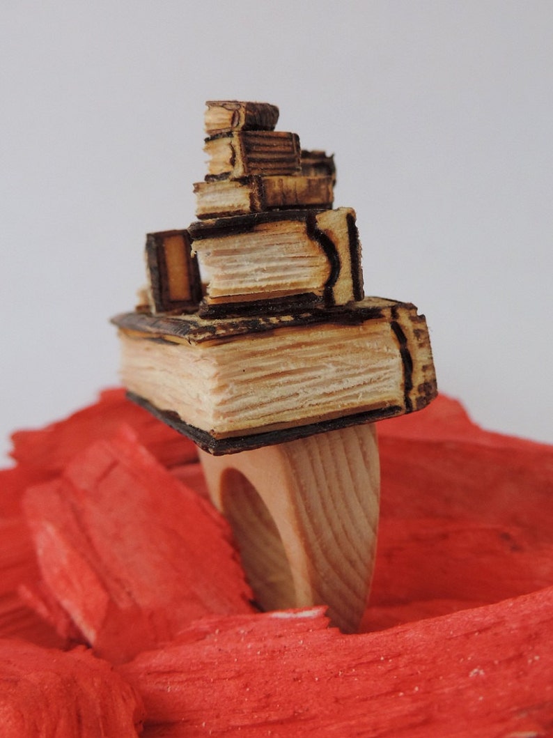 Maxi Ring Naturalistic jewelry ring made of Pinus Cembra wood with a composition of miniaturized books