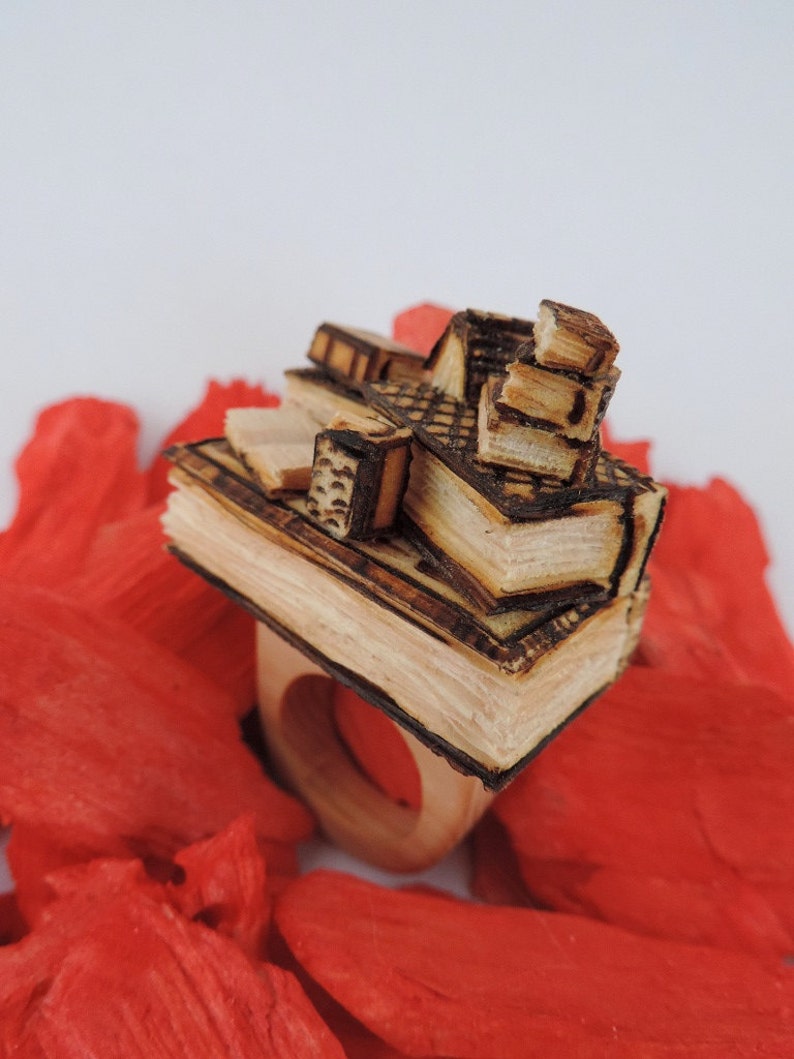 Maxi Ring Naturalistic jewelry ring made of Pinus Cembra wood with a composition of miniaturized books