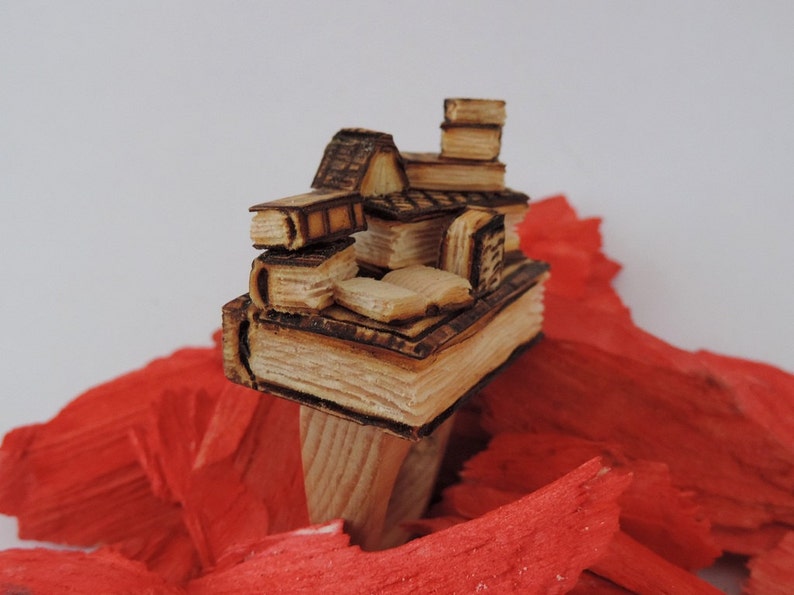 Maxi Ring Naturalistic jewelry ring made of Pinus Cembra wood with a composition of miniaturized books