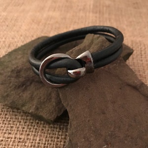 Minimalist vintage look distressed leather round buckle clasp bracelet Black with Gunmetal Small 6 1/2&quot;