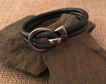 Minimalist vintage look distressed leather round buckle clasp bracelet Black with Gunmetal S/M 6 3/4"