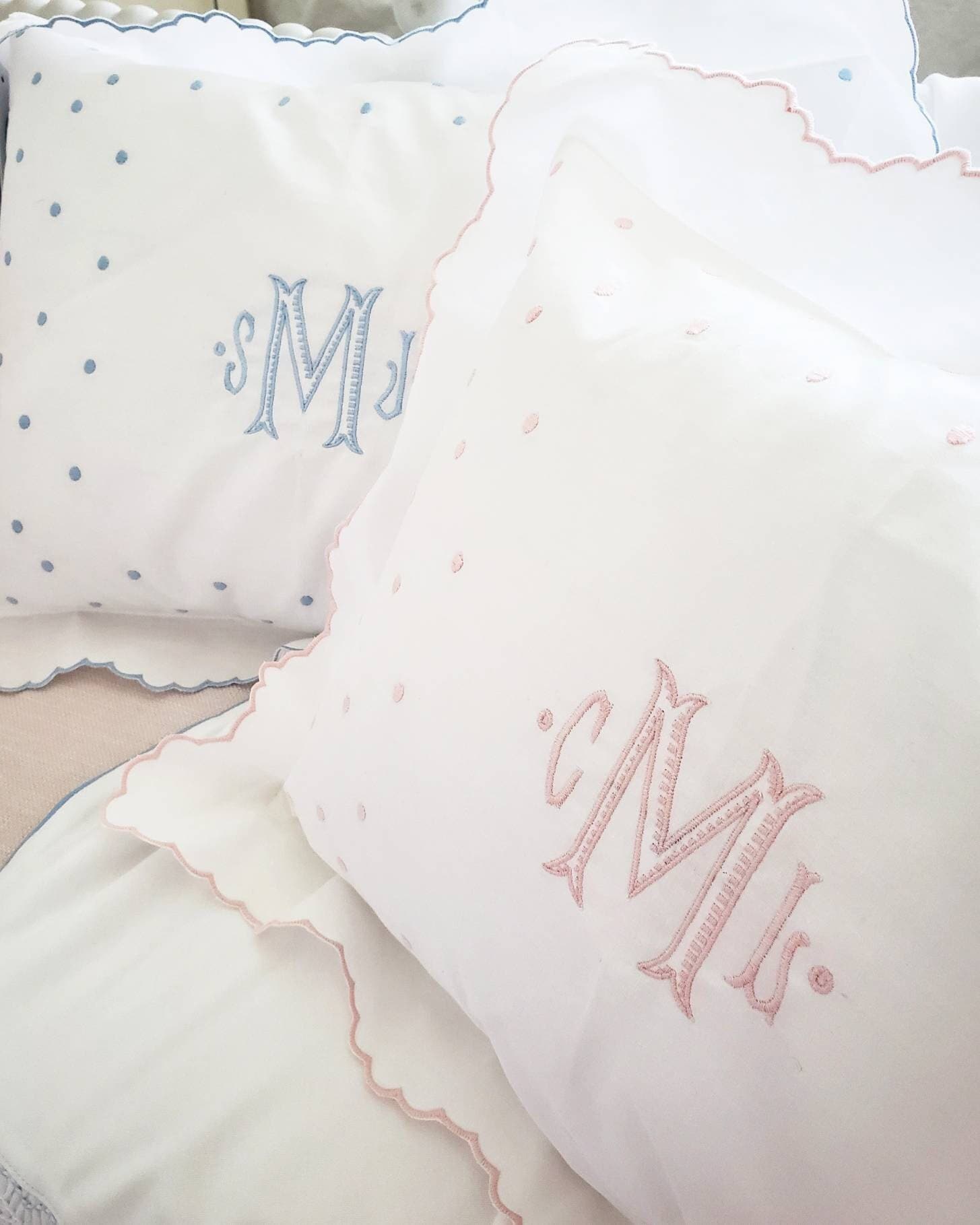Scalloped Monogram Pillow Case With Insert – Belles & Beaux®
