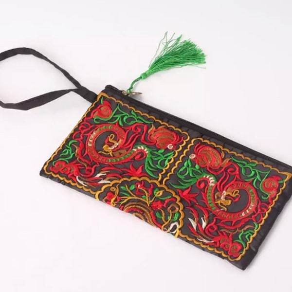 Pochette da polso in stile orientale ricamato completamente foderata. Chiusura con zip a tutta lunghezza.