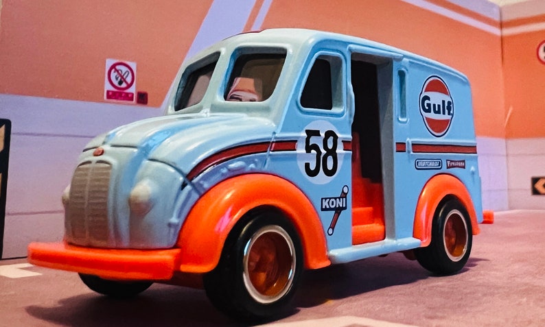 Matchbox Collectors Series DIVCO MILK TRUCK 1:64 Scale image 1