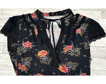 Free People Vintage Y2K Black Pink Gold Floral Ruffle Lace Tunic Vneck Top SMALL