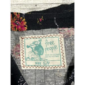 Free People Vintage Y2K Black Pink Gold Floral Ruffle Lace Tunic Vneck Top SMALL image 4