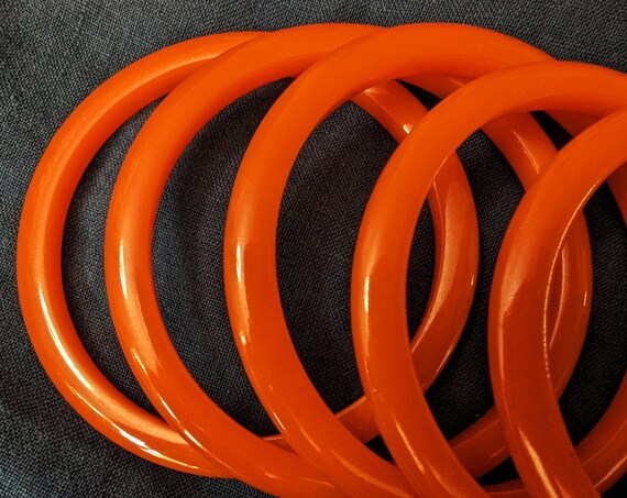Five orange Bakelite bangle bracelets. 1930's/194… - image 1