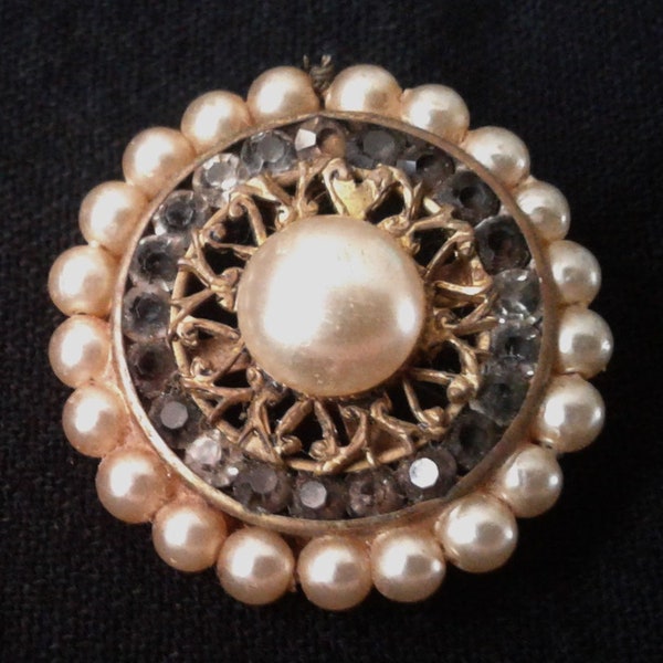 Small decorative Pin or Brooch. Pearls, Rhinestones, Goldtone setting.  1950's.