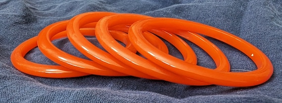 Five orange Bakelite bangle bracelets. 1930's/194… - image 4