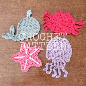 Puede incluir: Cuatro criaturas marinas de ganchillo: una ballena azul claro, un cangrejo rosa brillante, una estrella de mar rosa con detalles blancos y una medusa lavanda. La palabra "CROCHET PATTERN" está en texto blanco en la imagen.