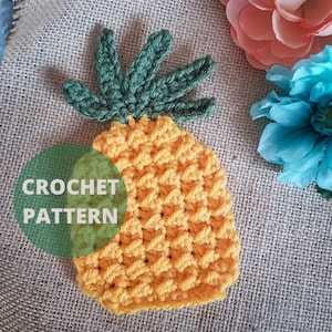 Peut inclure: Modèle de crochet pour un ananas, avec un corps jaune et des feuilles vertes. Le motif est écrit "CROCHET PATTERN" sur un cercle vert.