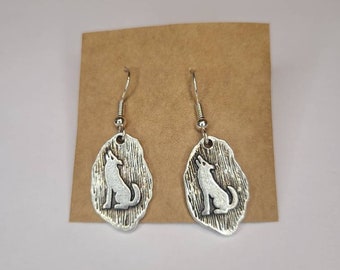 Howling Wolves