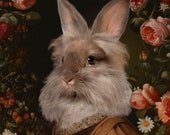 Portrait de lapin habillé en robe renaissance entouré d'un décor de fleurs (série Magnifica Millefiori : Thalie)