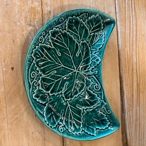 Green Majica Plate In A Crescent Shape