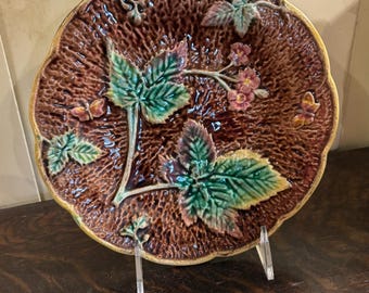 Antique Majolica Plate With Bark Background And leaves
