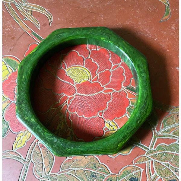 Bakelite Creamed Espinaca Hexagonal Brazalete - Pulsera tallada en octágono verde