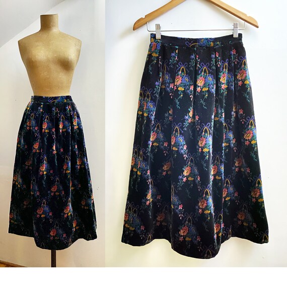 SUSAN BRISTOL Floral Print Velvet Skirt - Pleated