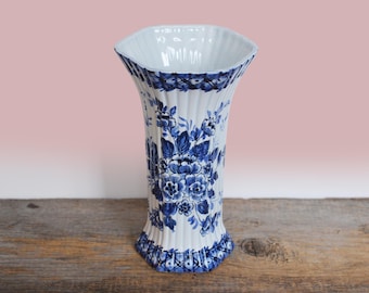 Vintage Delft bägarevas, ribbad sexkantig keramik, handmålade blå blommor