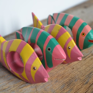 Vintage Tropical Fish Napkin Rings circa 1980s, Set of 4, Wooden Hand-painted Napkin Holders, Nautical Marine Decor imagem 1