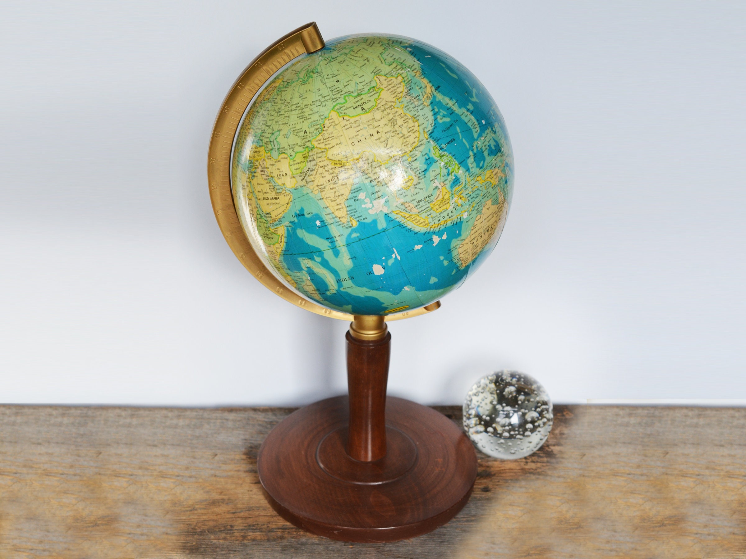 木製スタンド付きヴィンテージ地球儀、アトラスブランド、1950 年代頃