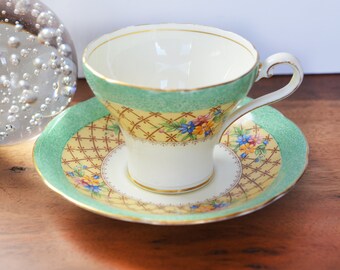 Vintage Aynsley Bone China theekop en schotel, mintgroen latwerk, korsetstijl