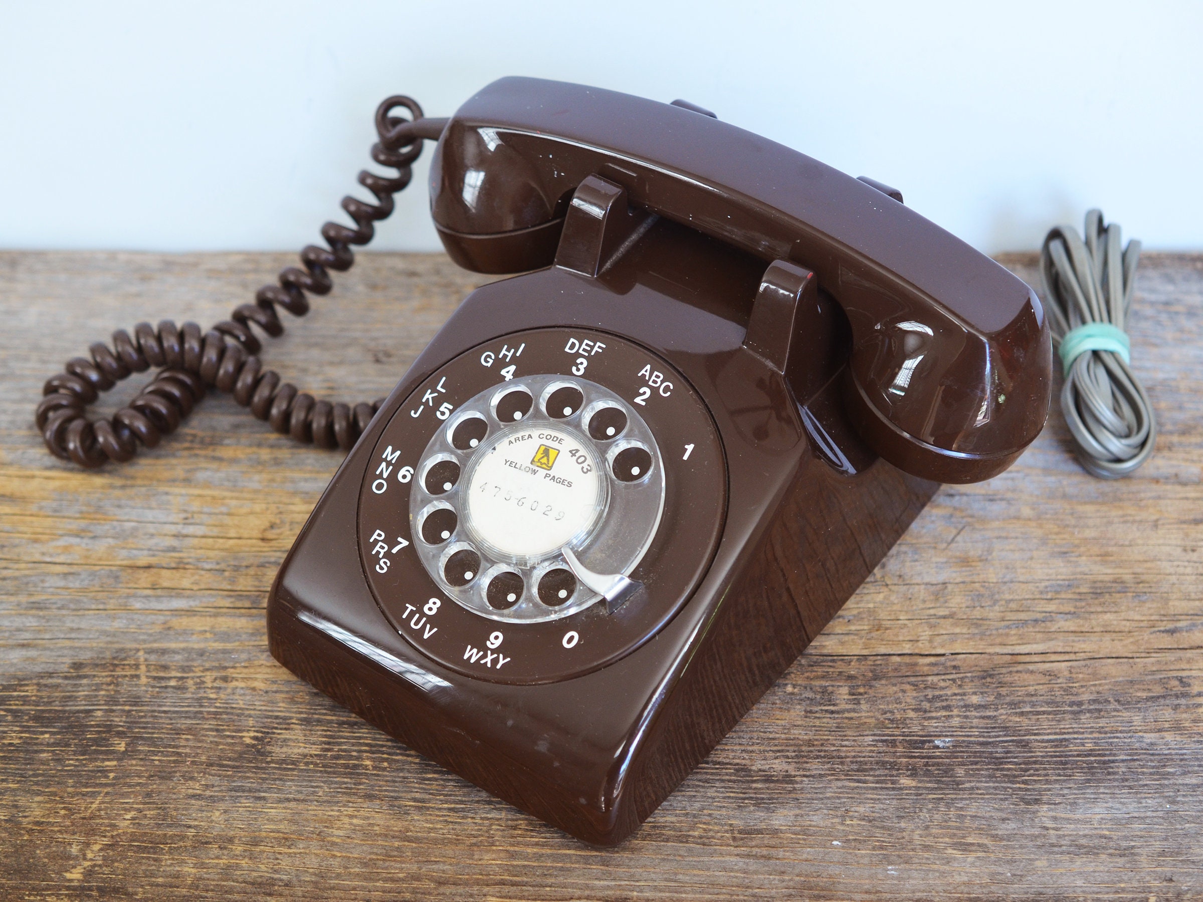 Vintage Chocolate Brown Rotary Phone, Mad Men Dial Phone, Made in Canda  Circa 1970s, Mid Century Telephone, Vintage Phone -  Hong Kong