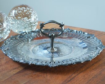 Bandeja de servicio vintage de plata con asa ornamentada