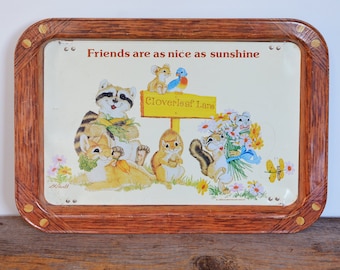 Bandeja de TV vintage, Cloverleaf Lane "Friends are as Nice as Sunshine", American Greetings Corp. circa 1980s, bandeja de regazo con soporte de latón