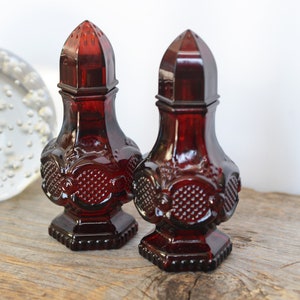 Vintage Avon '1876 Cape Cod' Rubinrote Salz- und Pfefferstreuer mit abnehmbaren Oberteilen; um 1974 made in USA