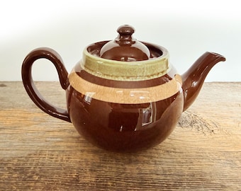 Tetera vintage ALB con capacidad para 4 tazas, modelo 'Brown Betty', fabricada por Alcock Lindley & Bloor Pottery en Inglaterra alrededor de la década de 1950.