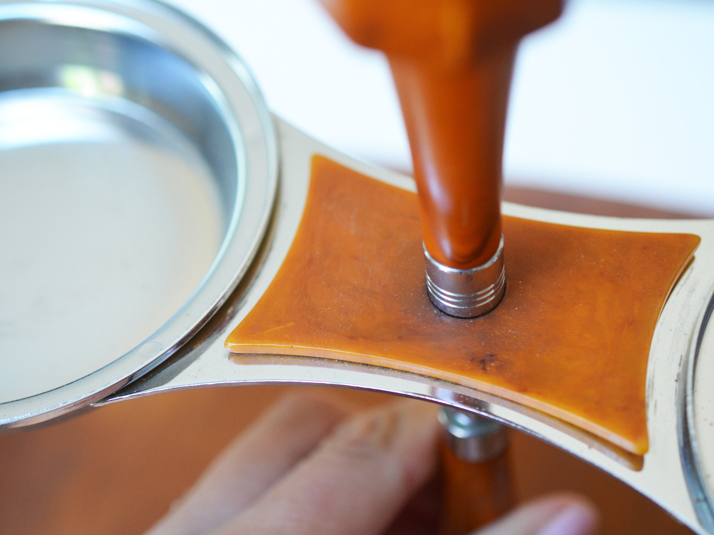 ヴィンテージ 青峰重道チーク材トレイ、クローム仕上げの皿付き