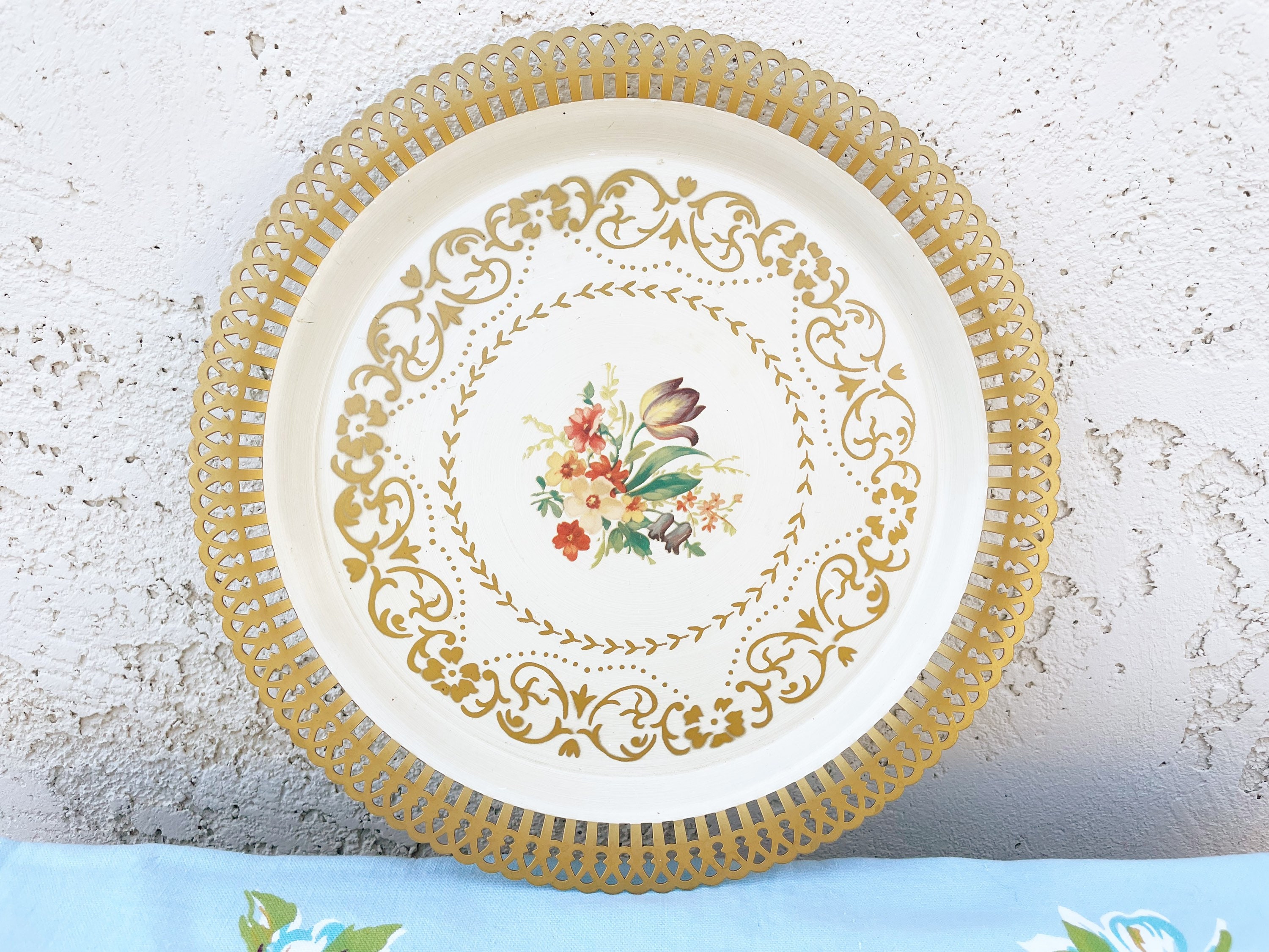 ヴィンテージフローラルメタルサービングトレイ、網目模様の縁、米国製