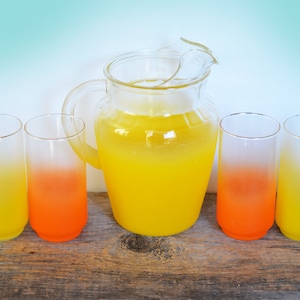 ensemble de jus Blendo vintage, orange et jaune 4 gobelets et pichet, West Virginia Glass Ombre Fade vers les années 1960, Barware moderne du milieu du siècle