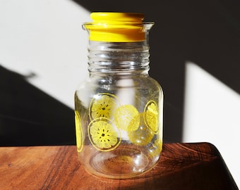 Vintage Pyrex Lemonade Pitcher - 1.5L Juice Carafe with plastic yellow lid, lemon pattern with beehive neck