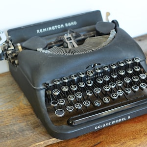 Vintage Remington Rand Typewriter Deluxe Series 5 circa 1945-1949 made in USA, Art Deco era, Typewriter Prop or set decor